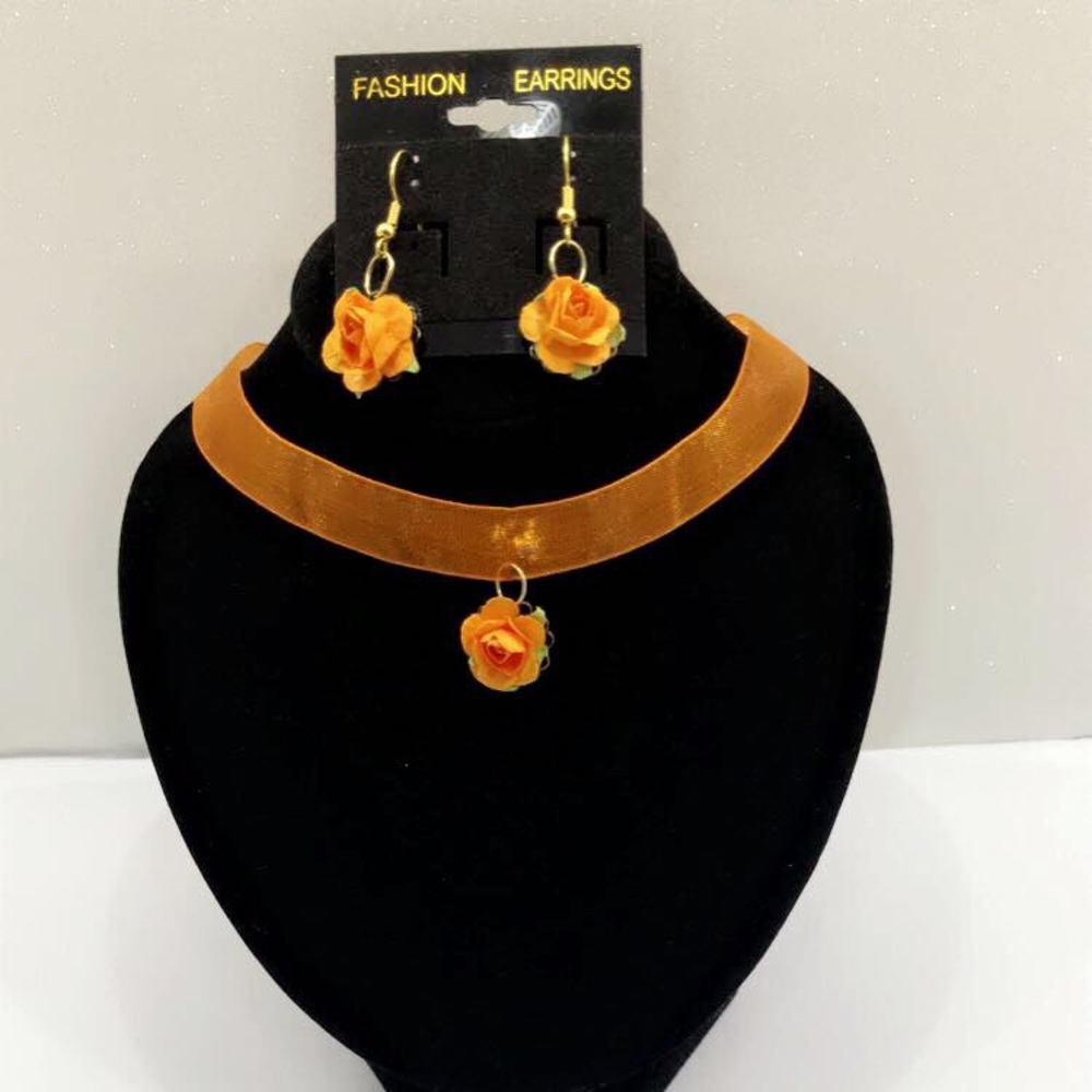 Choker and earrings set